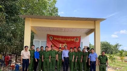 Tay Ninh Police presents “Comradeship” house to family of needy policewoman
