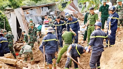 Khanh Hoa Police help people overcome flood consequences