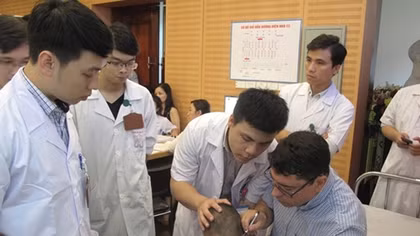 French leading doctors provide free medical treatment for 100 children with disabilities in Hanoi
