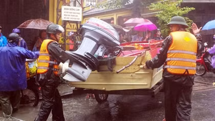 Police Hoi An mount major effort to ensure safety for people in flood