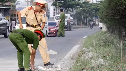 Traffic Police cleans up the road to maintain safety