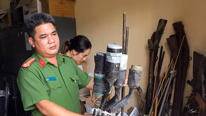 Son La Police succeed in mobilizing people to surrender weapons and explosives