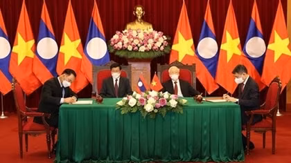 Top Vietnamese, Lao leaders witness signing of bilateral cooperation pacts