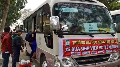 Hundreds of students provided free trips home for Tet