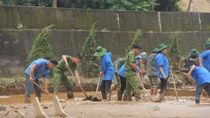 Police help student in flooded areas return to school