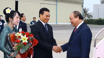 PM Phuc arrives in Laos for government committee meeting
