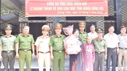 Thua Thien-Hue Police take cares of revolution contributors