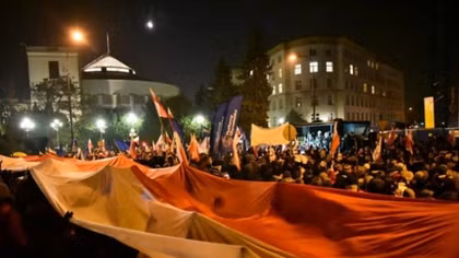Police break up blockade of Poland's parliament amid political crisis