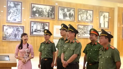 Deputy Minister Nguyen Van Thanh pays tribute to Uncle Ho