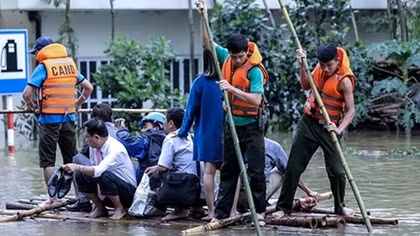 PM praises Public Security Forces for their disaster response and relief in Central provinces