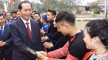 President launches spring festival in ethnic cultural village