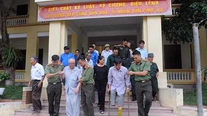 Guard Police’s youths take cares of revolution contributors in Nghe An