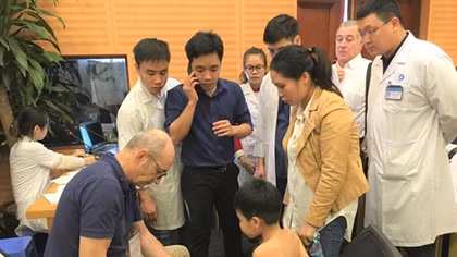 World’s leading doctors provide free medical treatment for children with disabilities in Hanoi