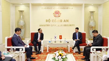 Deputy Minister Bui Van Nam receives RoK Ambassador 
