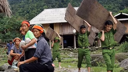 Police help people overcome floods