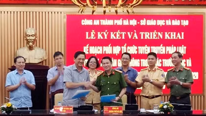 Hanoi police and education sector join efforts in disseminating laws on traffic safety