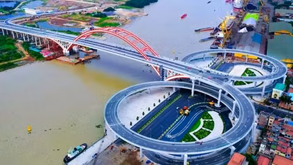 Prime Minister Nguyen Xuan Phuc cuts ribbon to inaugurate Hoang Van Thu Bridge 