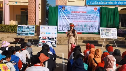 Dak Nong police equip students with traffic laws and safety regulations