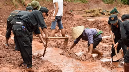 Lai Chau police forces help people overcome floods