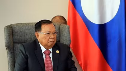Top Lao leader receives Vietnamese Party officials