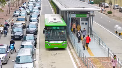 Free rides end, Hanoi’s BRT still attracts commuters