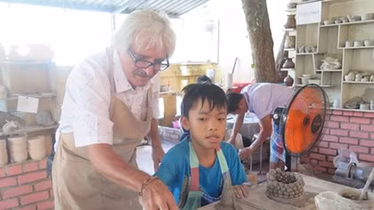 French artist teaches Raku pottery to Vietnamese youths with disabilities