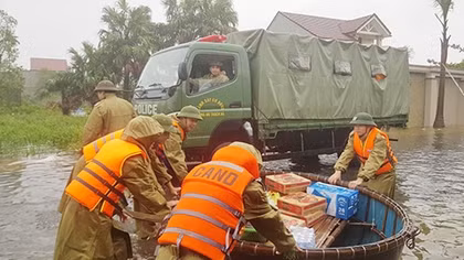 Ha Tinh Police deploy force to help people in flooded areas