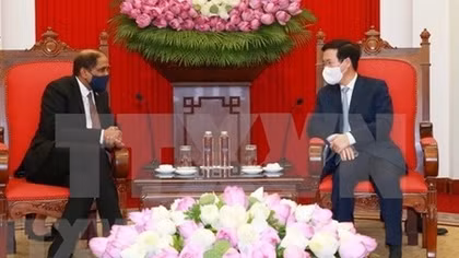 Vietnam attaches importance to cooperation with Singapore