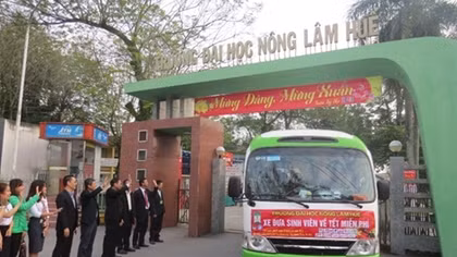 Poor students at Hue University offered free buses to return home for Tet