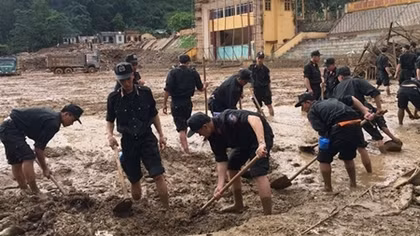 Mobile police officers help locals overcome flooding consequences