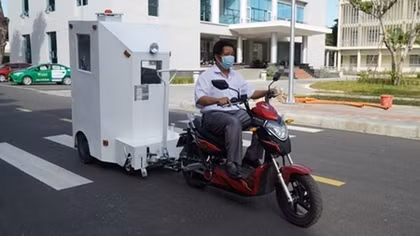 Danang students creat cabin transporting COVID-19 patients