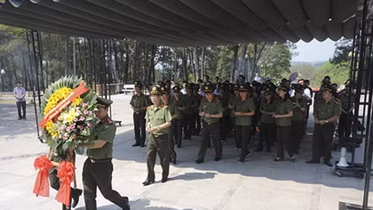 Public Security Newspaper's delegation pays tribute to heroic martyrs in Quang Tri