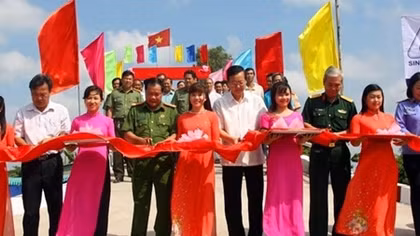 Can Tho Police support building of rural bridges in localities