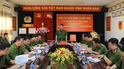 Deputy Minister Le Quoc Hung works with Capital Mobile Police Regiment