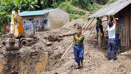 Lai Chau police forces continue efforts to help people overcome floods