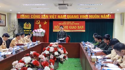 Deputy Minister Nguyen Van Son works with traffic police