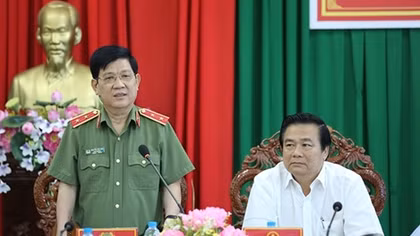 Deputy Minister Nguyen Van Son works with Long An Police