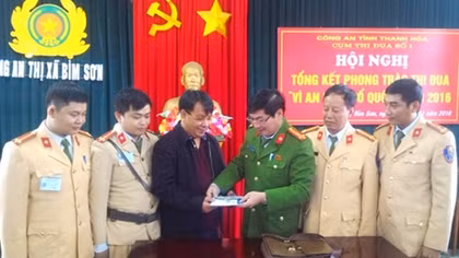 Police officer returns lost property worth VND 1 billion to rightful owner