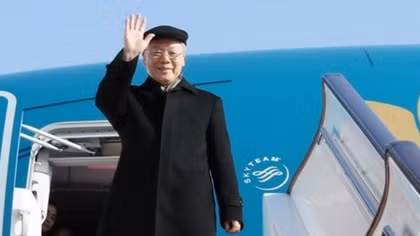 Party leader leaves Hanoi for official visit to France