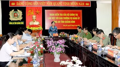 Politburo delegation works with Standing Board of Quang Binh Police Party Committee