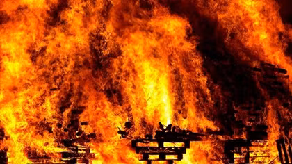 Southern China karaoke lounge fire kills 18 - police
