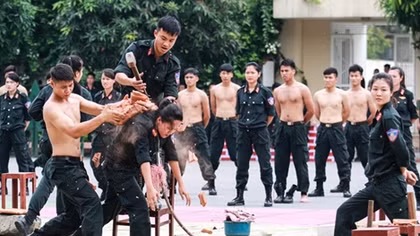Special task police surprises audiences with outstanding qigong performances