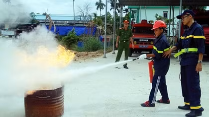 Quang Nam Police provides student with fire safety regulations 