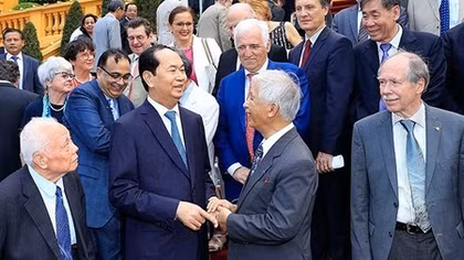 President meets Vietnamese, foreign scientists
