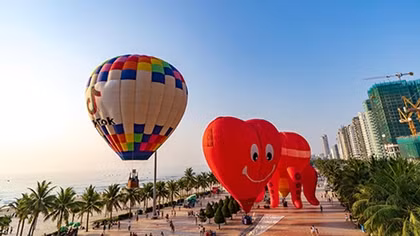 First hot air balloon show takes place in Danang