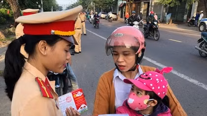 Binh Dinh traffic police offer students vouchers to buy standard helmets