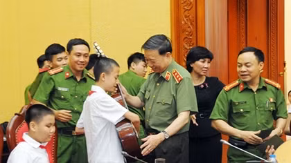 Minister To Lam presents guitars to visually impaired students 