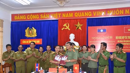 Vietnamese, Lao localities along borderline boost security cooperation