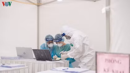 Hundreds of people in Hanoi get quick COVID-19 tests