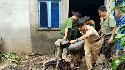 Phu Quoc police help people overcome floods